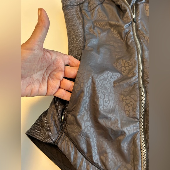 Lululemon Rebel Runner Vest, Black Petal Camo Embossed Wee Stripe Full, Sz S - Picture 6 of 12